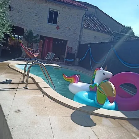 Bed and Breakfast Grande Chambre D'hote Pour 4 A 5 Personnes Chef-Boutonne